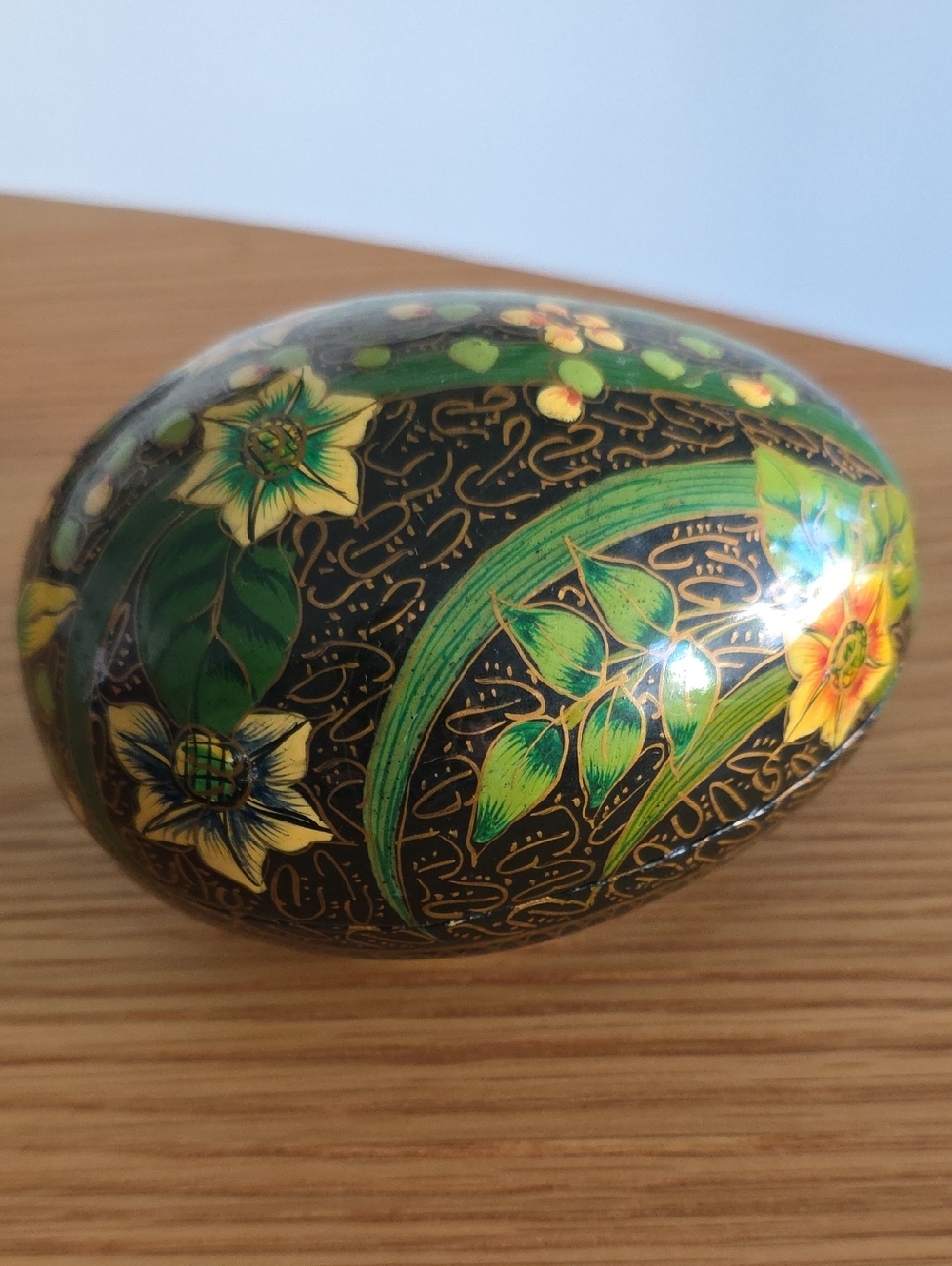 Kashmiri papier-mâché egg-shaped lidded trinket box